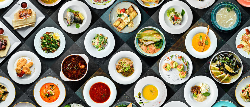 餐厅菜单上多种不同类型的菜品盛放在盘中，美食拼贴照片，黑色背景下的俯视视角