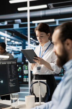 工程师在数据中心使用平板电脑部署服务器虚拟化更新，借助软件工具配置设备；IT工作者查看硬件分析数据，确保网络运行可靠