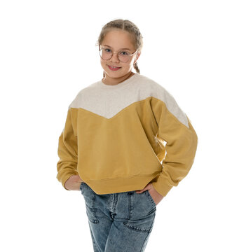 白色背景下戴眼镜的可爱女孩肖像