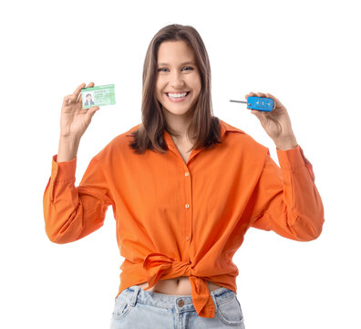 开心的年轻女性手持驾照与车钥匙，置于白色背景中单独展示