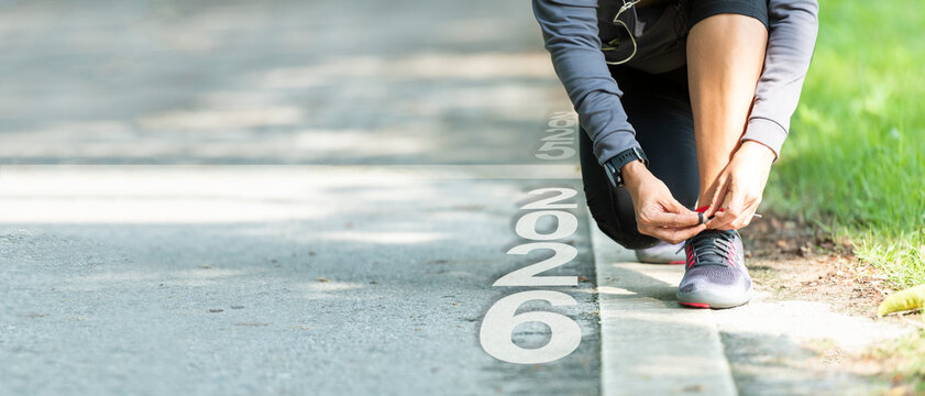 2026新年伊始：女跑者于天然赛道起跑，奔向成功目标；人们跑步组成数字2025