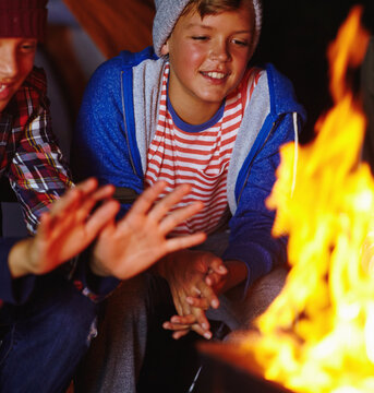 与孩子们一同在户外露营、生火、共度夜晚，享受冒险、增进感情或体验生存爱好