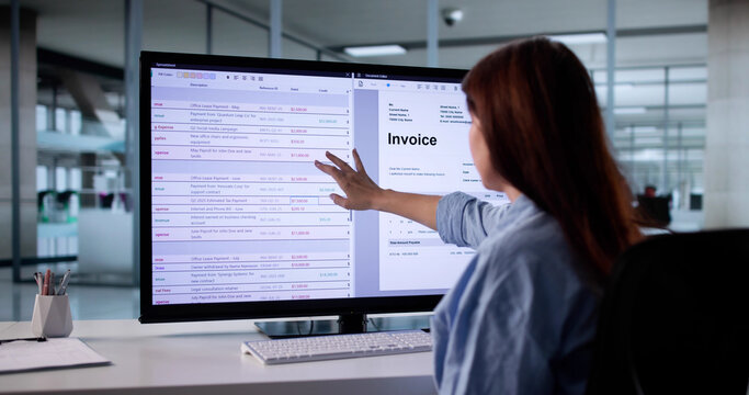 专业会计师：管理发票的女性