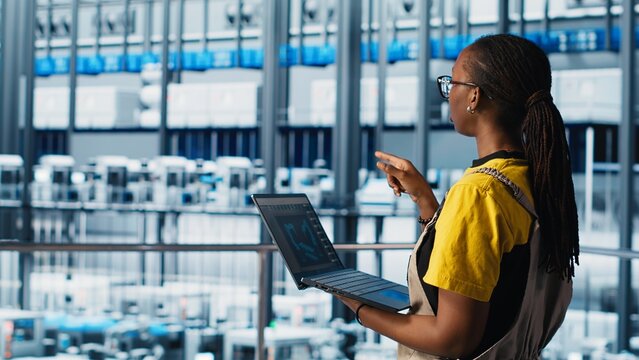 工业4.0工业厂房中的工程师操控自动化机械，确保工作流程连续性；智能工厂里的技术人员管理机械臂与传送带（摄像头A视角）