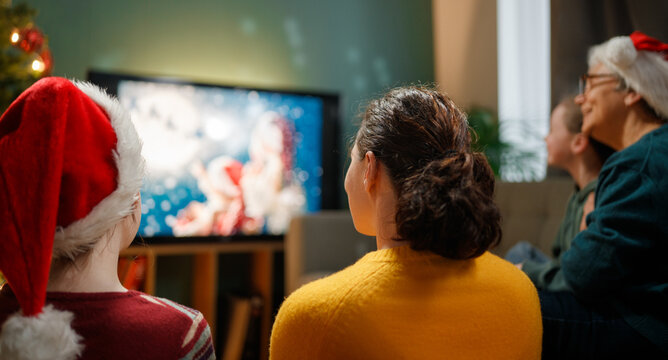 家人在家观看节日电影