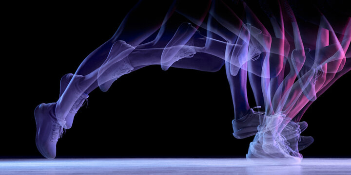 深色背景下跑步腿部的动态运动轨迹剪影。生物力学研究、速度分析、训练可视化、 injury预防教程及表现追踪内容的概念图