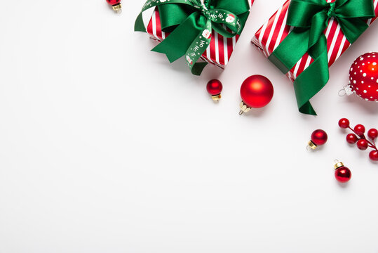 圣诞快乐与节日快乐贺卡、相框、边框、横幅。新年。红绿圣诞装饰、饰品及礼物，白色背景上的礼品。圣诞节日喜庆主题。