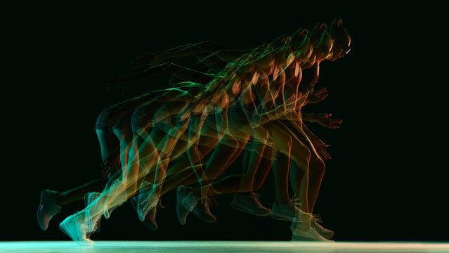 霓虹灯下展示运动员加速的多重曝光跑步序列图。涉及运动表现诊断、短跑力学指导、动作分解及运动科学展示等概念。