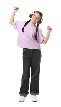 白色背景下戴耳机的可爱女孩