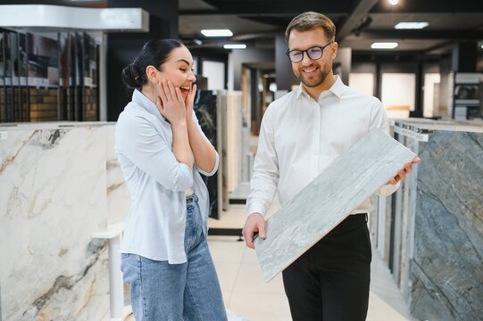 热情的顾客在挑选瓷砖款式